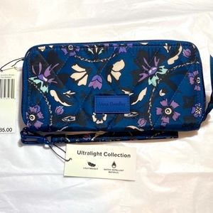 Vera Bradley Accordian Ultralight RFID Wristlet Fleur Medallion
